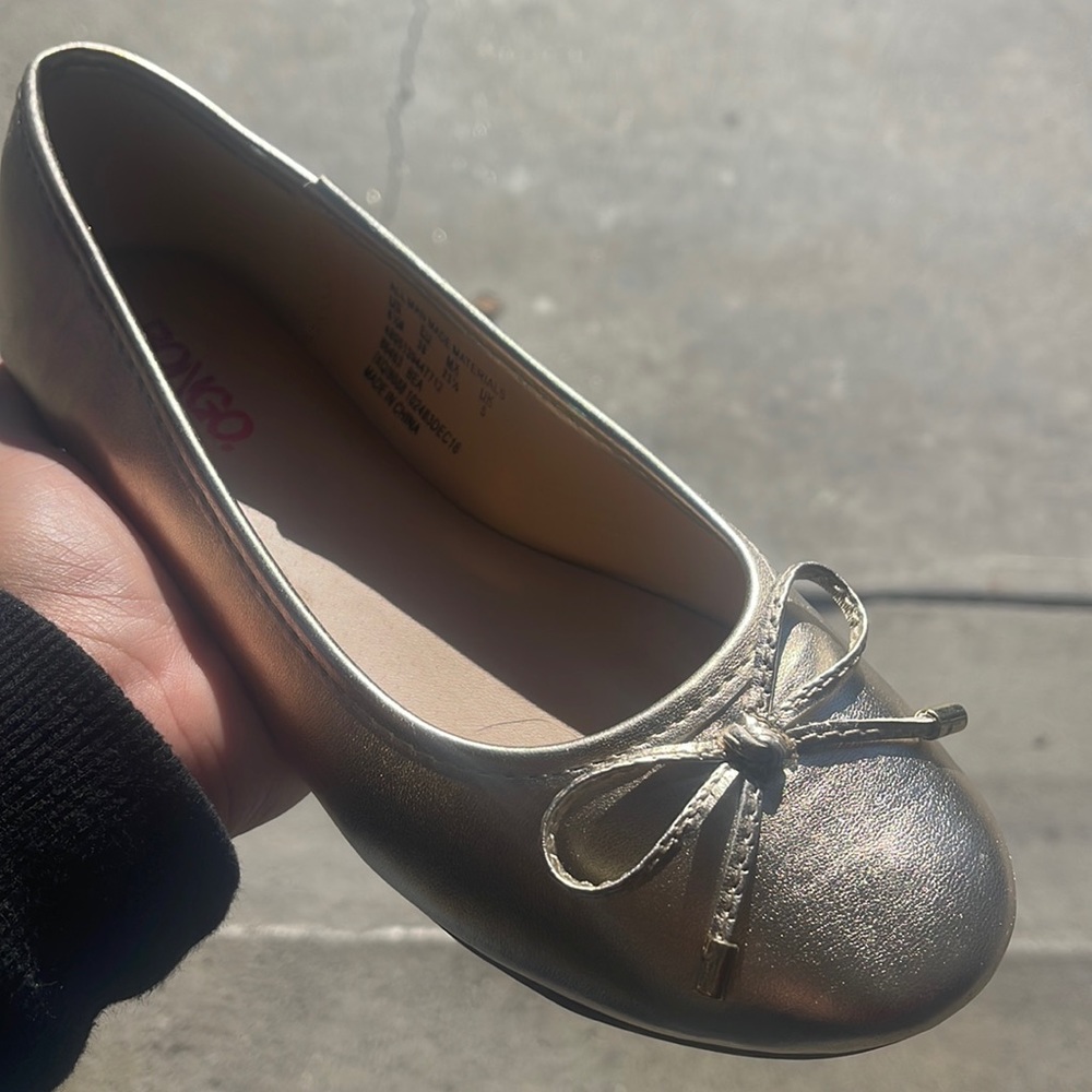 Flat shoes for girls size 6.5, gold color, only worn once for a few hours